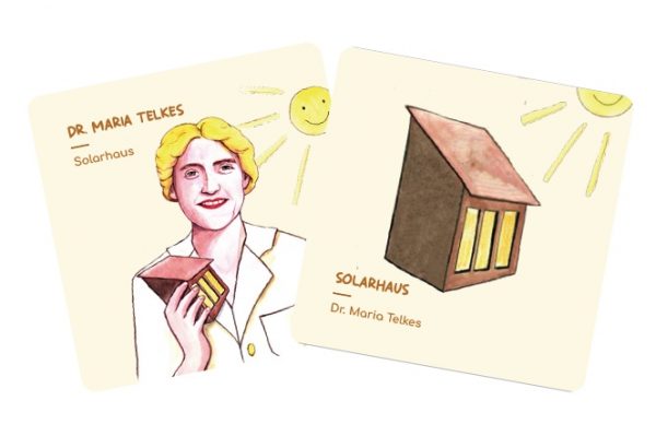 Zwei Memokarten, auf der einen ist Dr. Maria Telkes mit einem kleinen Modell eines Solarhauses in der Hand zu sehen, auf der anderen Karte sieht man nur das Solarhaus